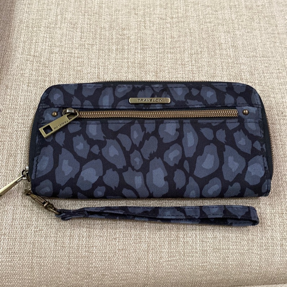 TRAVELON RFID Blocking Anti-theft Wristlet Wallet Zip Clutch Phone NWOT
